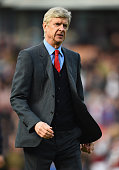 Arsenal manager Arsene Wenger walks off during his side's Premier League encounter