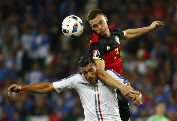 Thomas Vermaelen of Barcelona wins a header