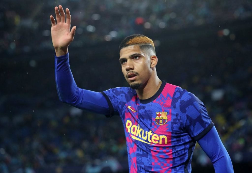 Ronald Araujo waving to the crowd in a Barcelona shirt