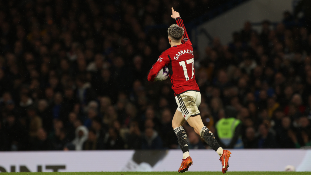 Alejandro Garnacho scores for Man United