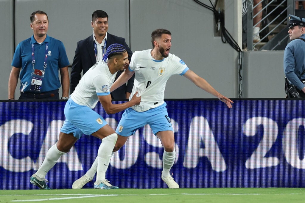Ronald Araujo celebrating with Rodrigo Bentancur