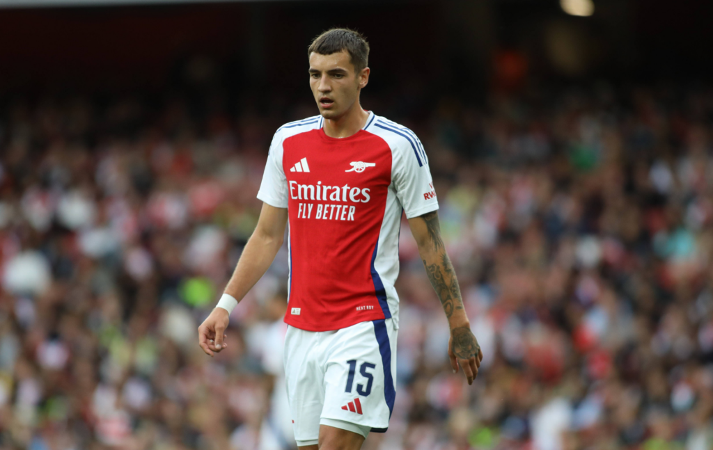 Jakub Kiwior in a home Arsenal shirt during a match.
