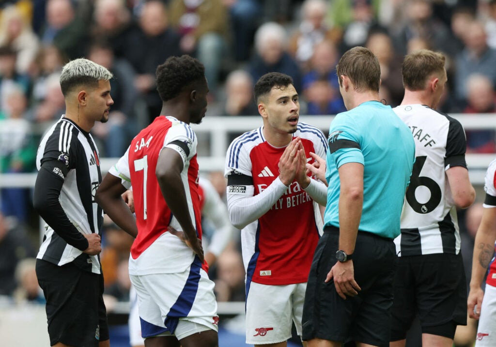Gabriel Martinelli talking to the referee during an Arsenal vs Newcastle match.