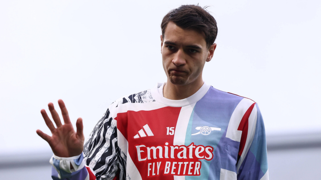 Jakub Kiwior in an Arsenal warm-up top.