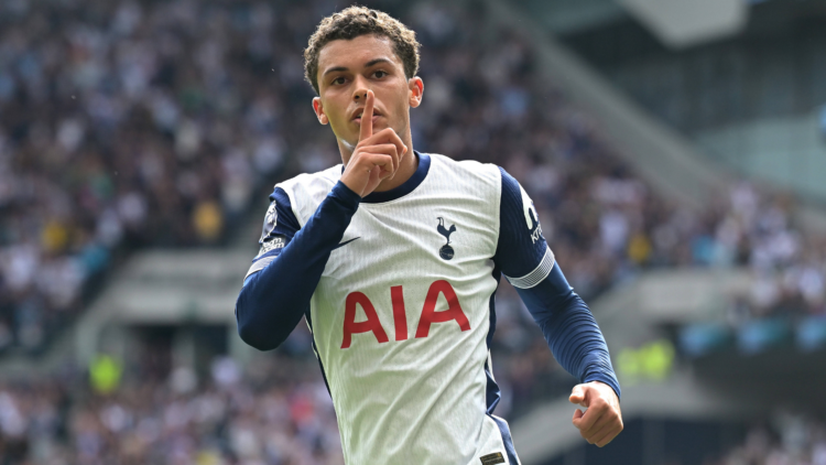 Brennan Johnson silences crowd after scoring for Tottenham