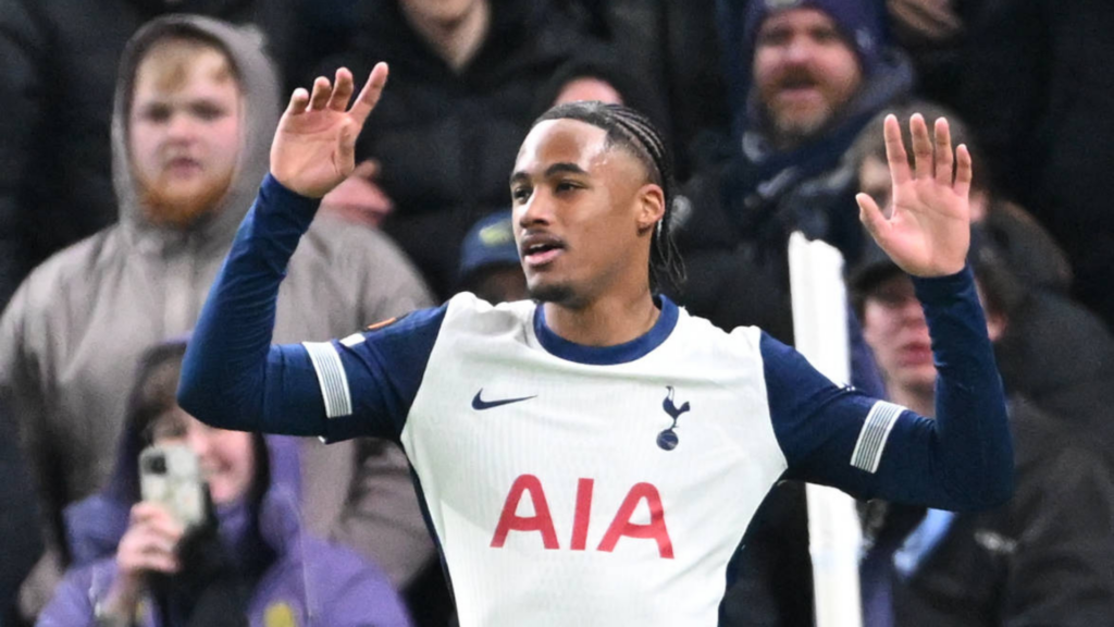 Wilson Odobert Tottenham with his hands in the air