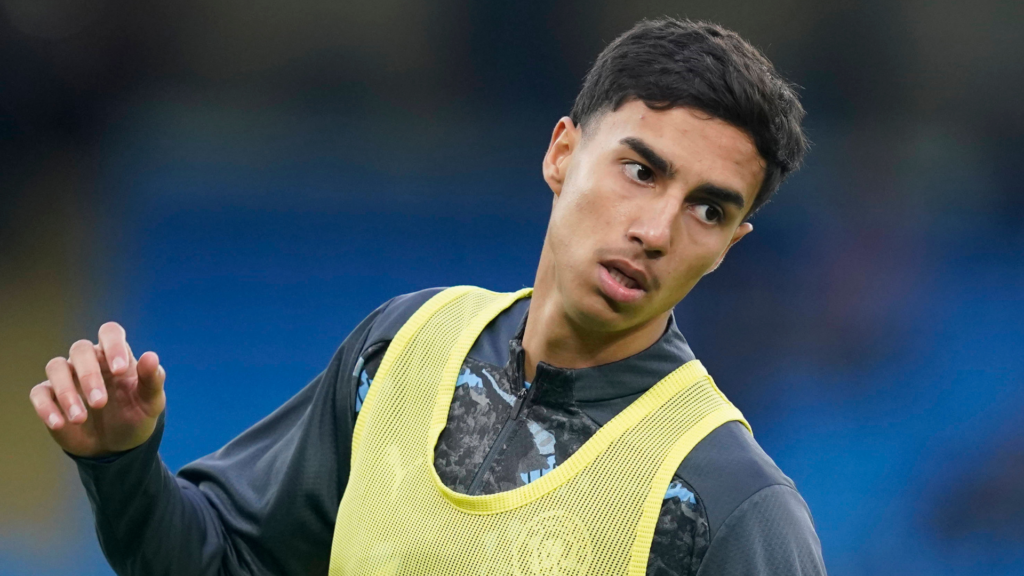 Vitor Reis warming up for Man City