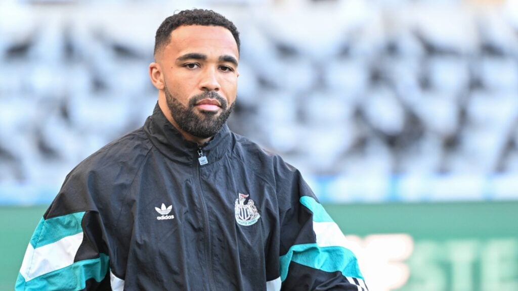 Callum Wilson walking into St James' Park in a Newcastle United track suit.