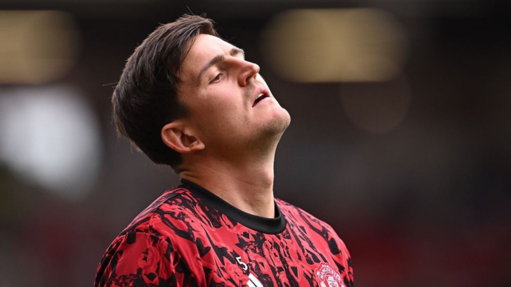 Harry Maguire left frustrated, looking up to the sky