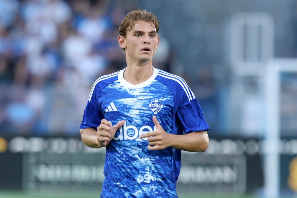 Nico Paz in a blue Como kit