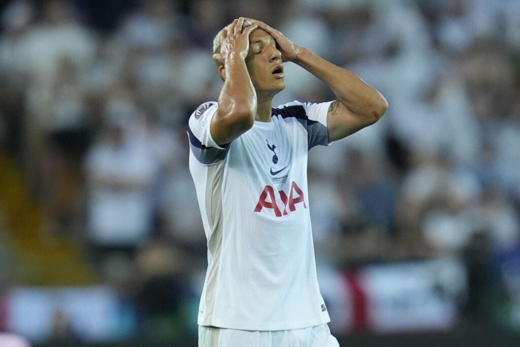 Richarlison puts his hands on his head