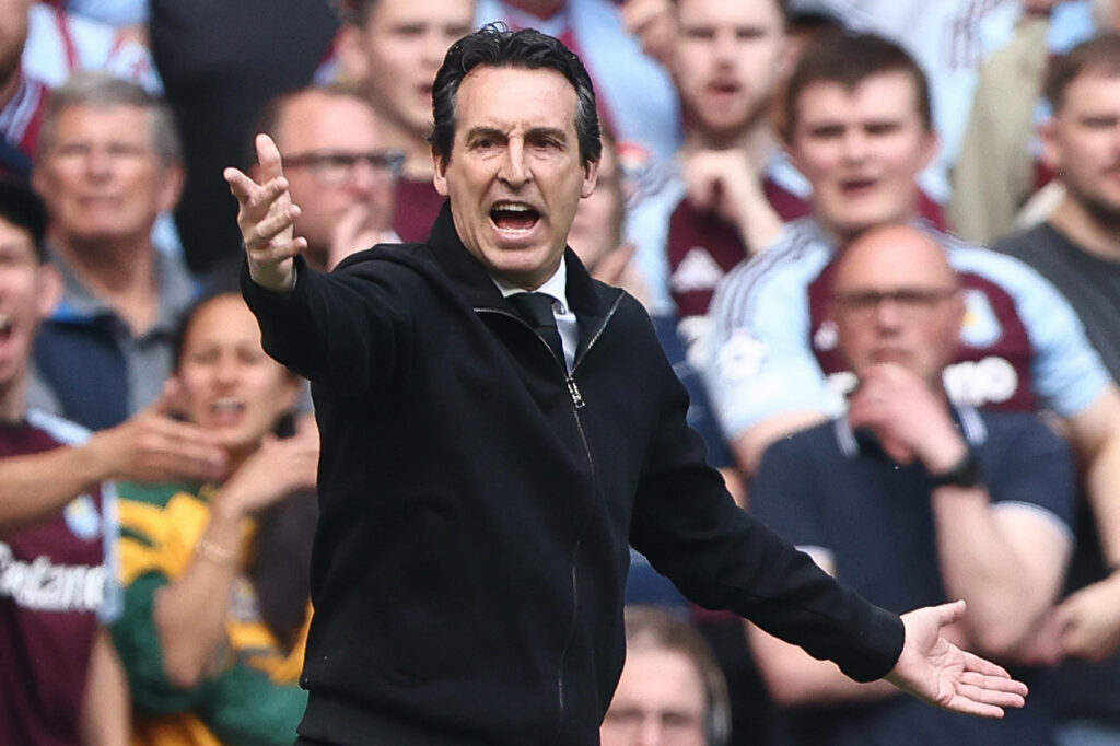 Unai Emery shouting on the sidelines