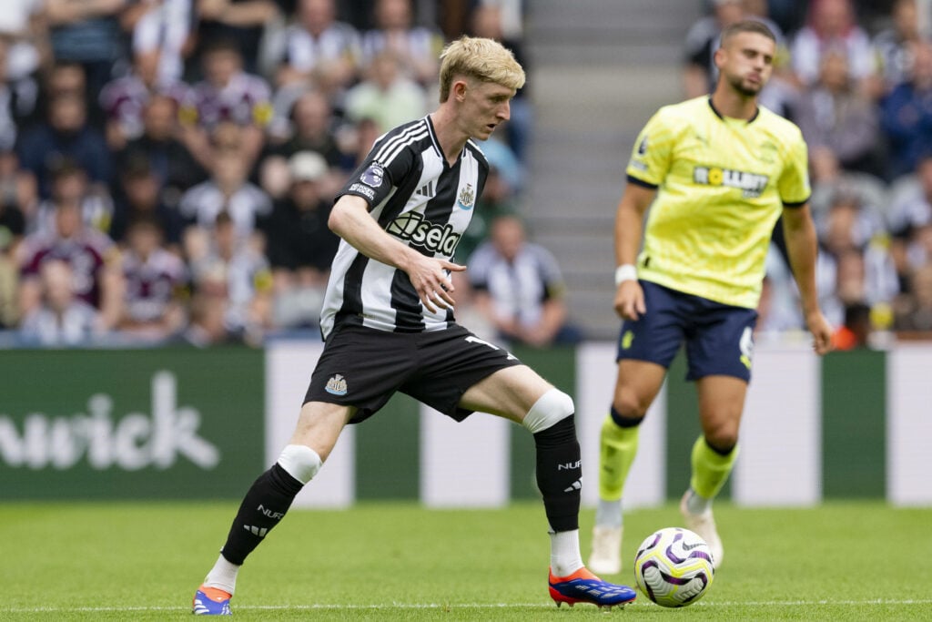 Anthony Gordon in action for Newcastle United.