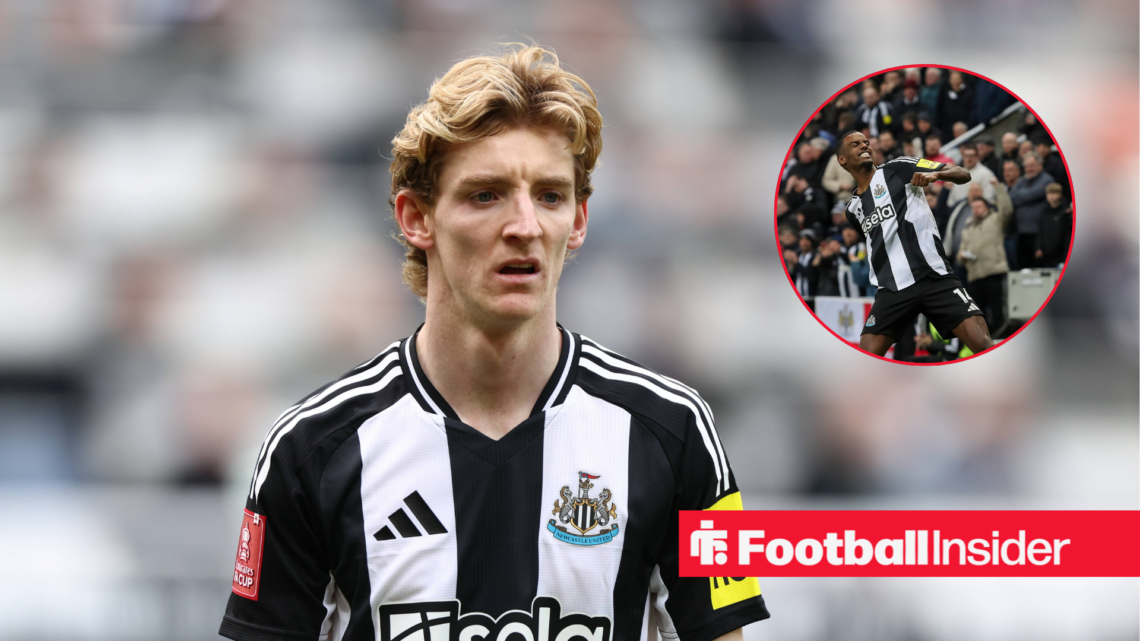 Anthony Gordon in a black and white Newcastle kit and Alexander Isak in a black and white Newcastle kit in a red circle