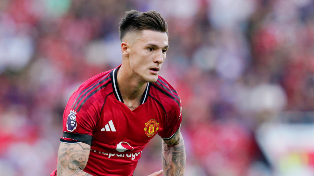 Benjamin Sesko running during a Man United game