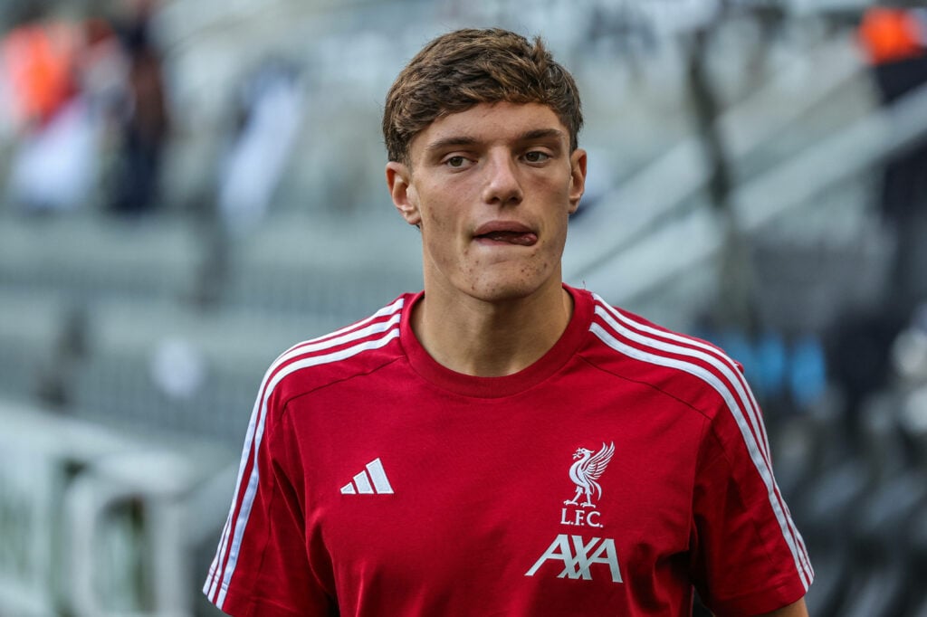 Giovanni Leoni in Liverpool warm up kit
