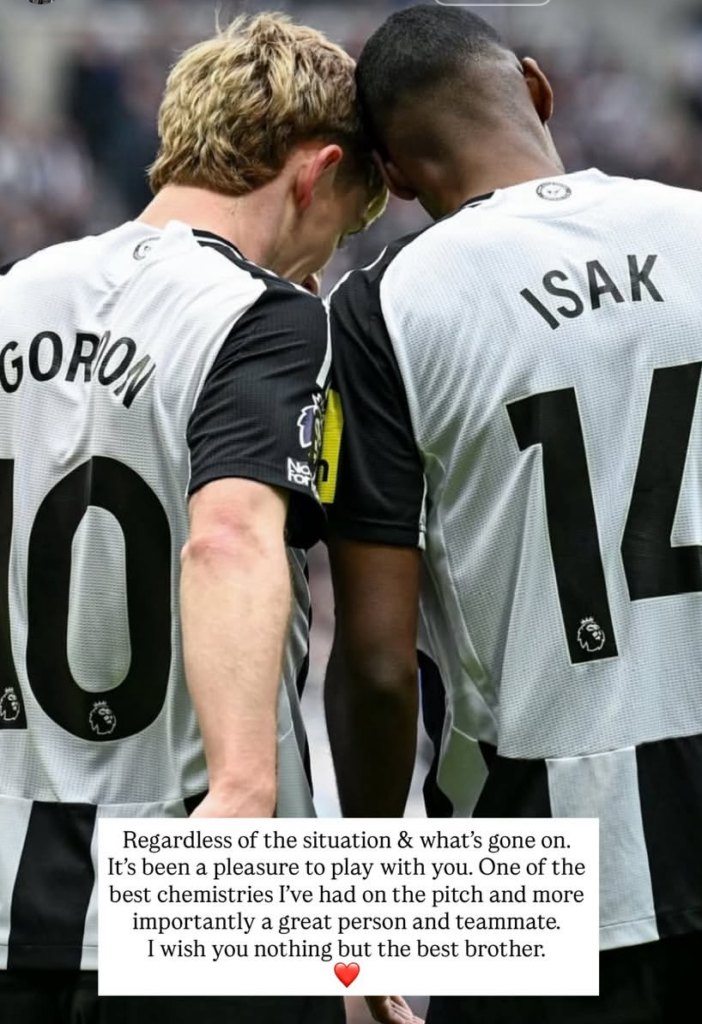 Anthony Gordon and Alexander Isak in black and white Newcastle kits.