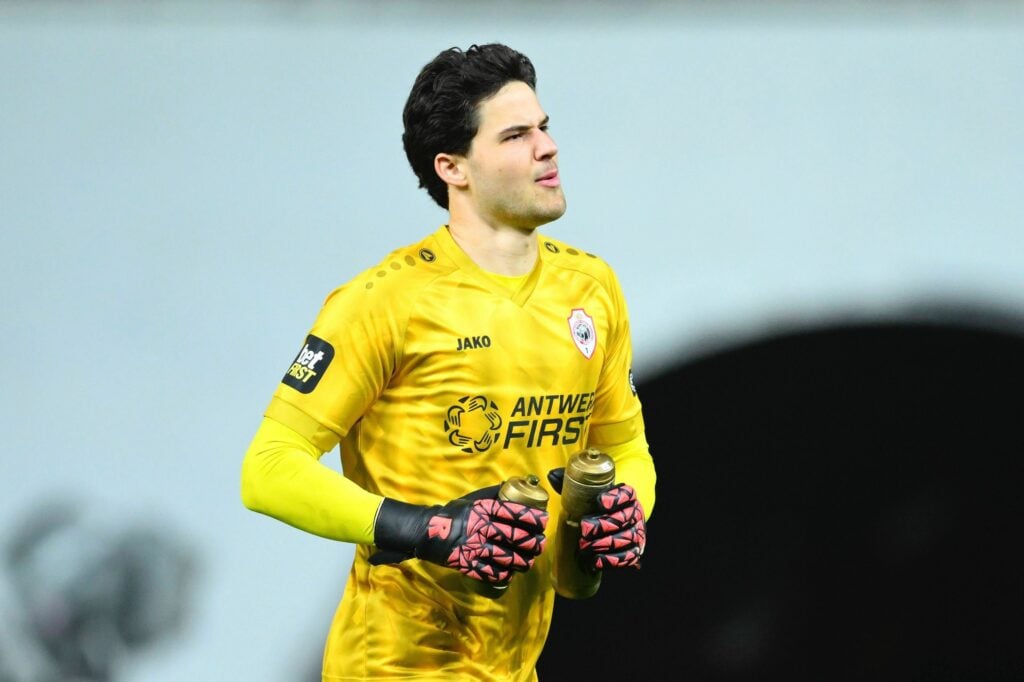 Senne Lammens playing for Antwerp