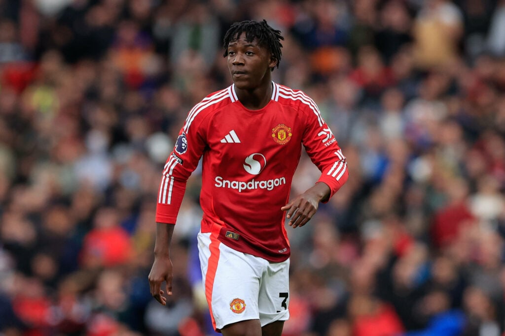 Kobbie Mainoo looking focused for Man United