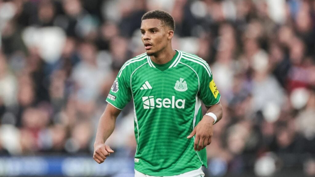 Malick Thiaw looking focused for Newcastle in green kit