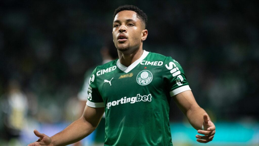 Vitor Roque looking focused for Palmeiras