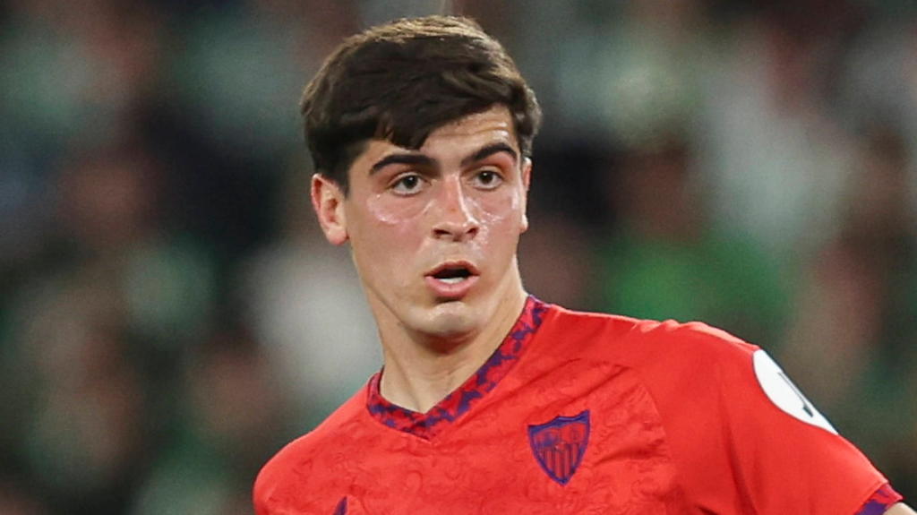 Everton target Juanlu Sanchez in action during a game for Sevilla.